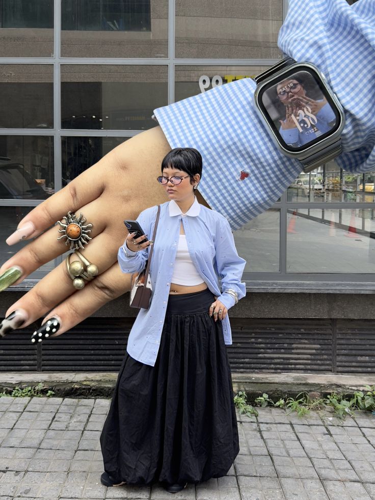 Look em azul com composição editorial.