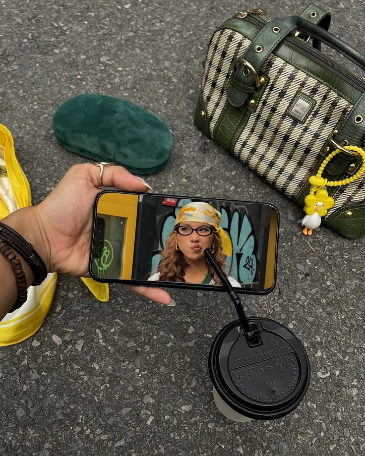 Celular exibindo Natalia Jantara em um enquadramento editorial.