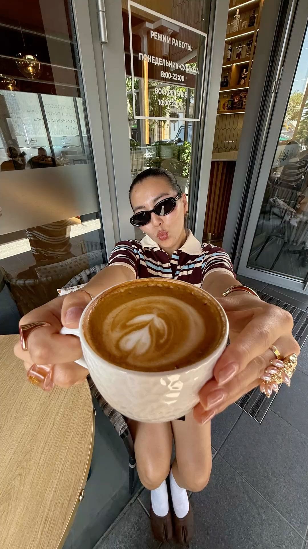 Natalia segurando uma xícara de café em um retrato editorial.